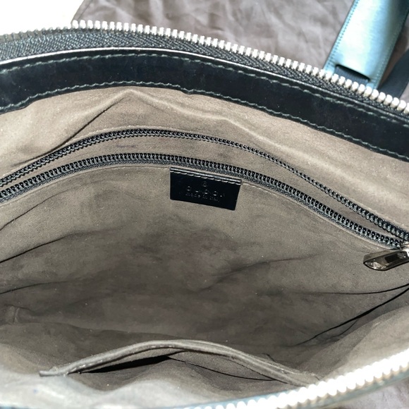 Authentic Gucci Signature Messenger - Picture 9 of 10